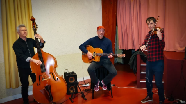 Le trio Bulles de Swing en prestation musicale à Argences le 30 janvier 2025. Hugues Letort à la contrebasse, Michaël Patry à la guitare et Vihuela Deshogues au violon interprètent du jazz manouche pour les voeux du président de la communauté de communes Val ès Dunes