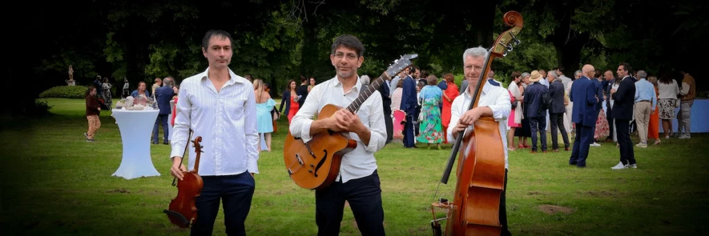 Bulles de Swing trio performing at a wedding cocktail reception at Château de La Chapelle in La Neuve-Lyre, with violin, guitar and double bass