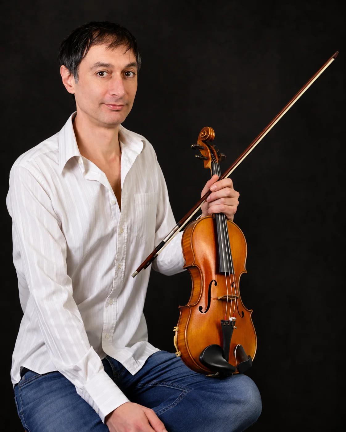 Vihuela Deshogues, violinist and artistic director of Bulles de Swing