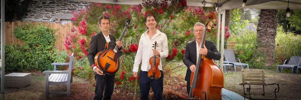 Bulles de Swing trio performing at a wedding cocktail reception at Hôtel Les Ormes in Barneville-Carteret, with violin, guitar and double bass