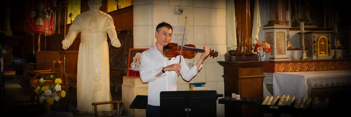 Violinist Vihuela Deshogues performing during a religious wedding ceremony in a church in Normandy for Bulles de Swing